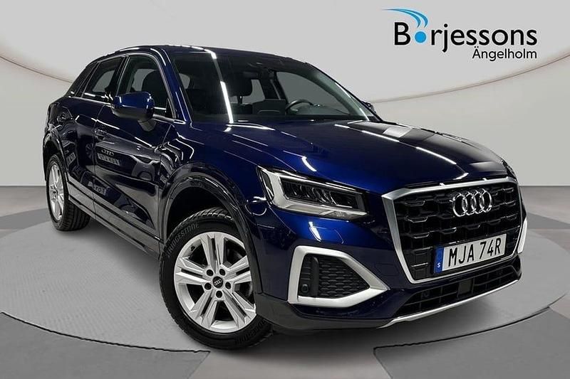 Navarrablå metallic Begagnad 2024 Audi Q2 Advanced Plus SUV | 279 000 kr (Marknadspris) - Bild 1/4