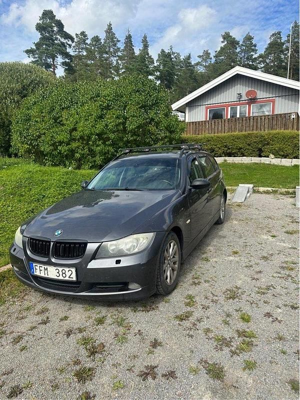 Grå Begagnad 2007 BMW 320 Advantage Kombi | 30 000 kr (Superpris) - Bild 1/3