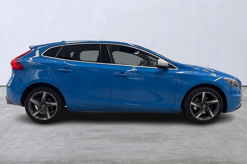 Begagnad Volvo V40 R-Design 121 HK (88 kW) 2016 Blå Halvkombi