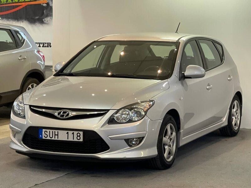 Silver Begagnad 2012 Hyundai i30 Halvkombi | 54 900 kr (Bra pris) - Bild 1/4