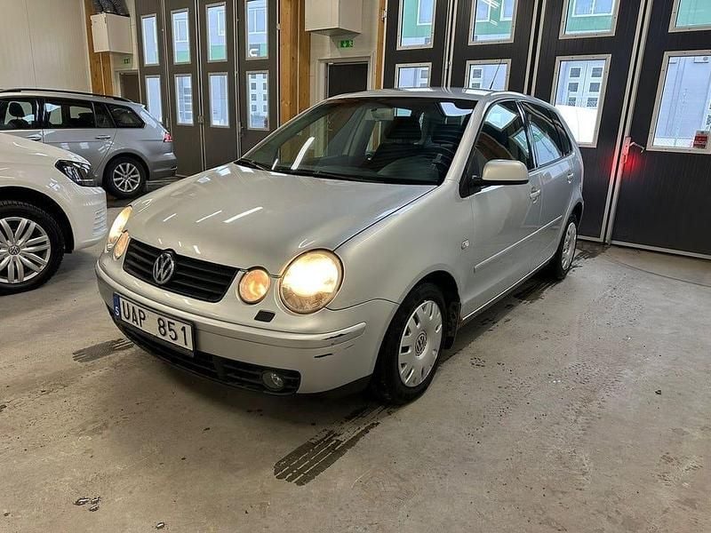 Begagnad VW Polo Trendline 75 HK (55 kW) 2003 Silver Halvkombi