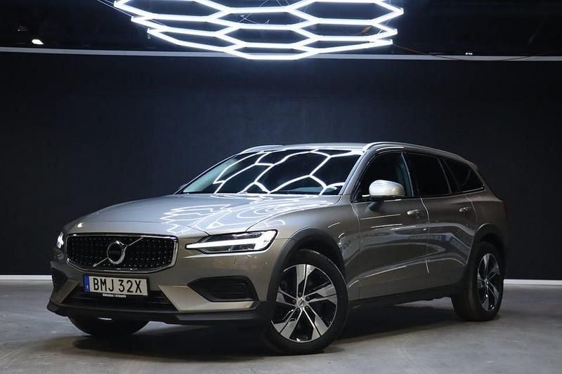 Grå Begagnad 2022 Volvo V60 CC Momentum Kombi | 299 900 kr (Bra pris) - Bild 1/4