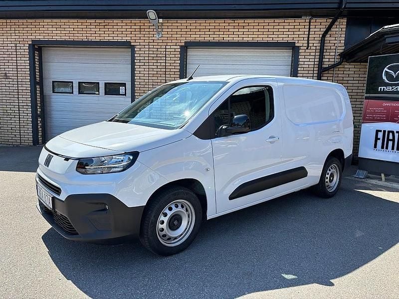 Vit Begagnad 2024 Fiat Doblò Minibuss | 299 500 kr (Marknadspris) - Bild 1/4