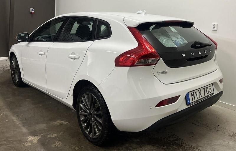 Begagnad Volvo V40 116 HK (85 kW) 2013 Vit Halvkombi