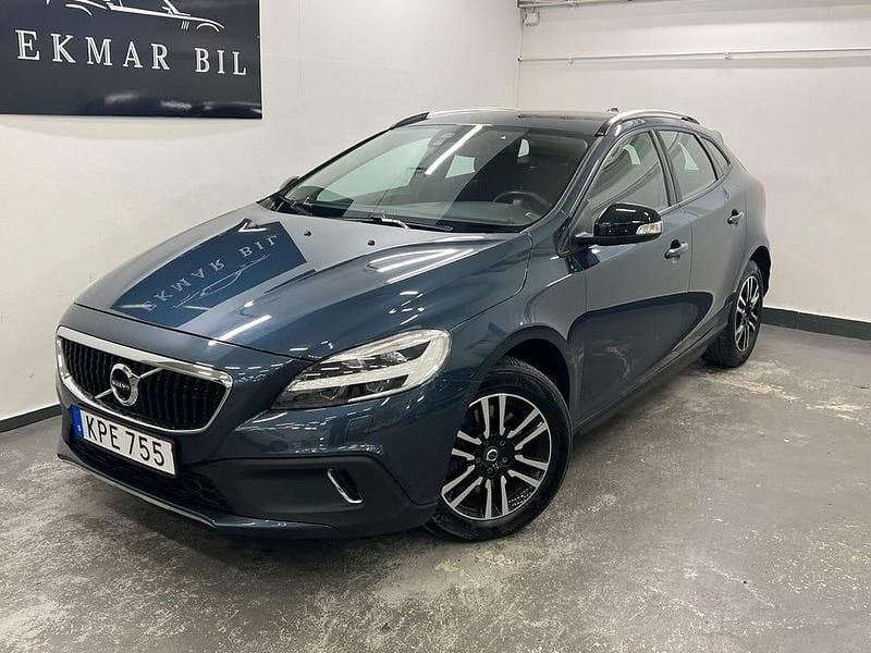 Mörkblå Begagnad 2017 Volvo V40 CC Kinetic Kombi | 169 900 kr (Marknadspris) - Bild 1/4