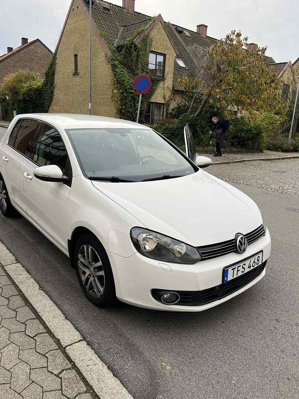 Vit Begagnad 2011 VW Golf VI Halvkombi | 65 000 kr (Bra pris) - Bild 1/4