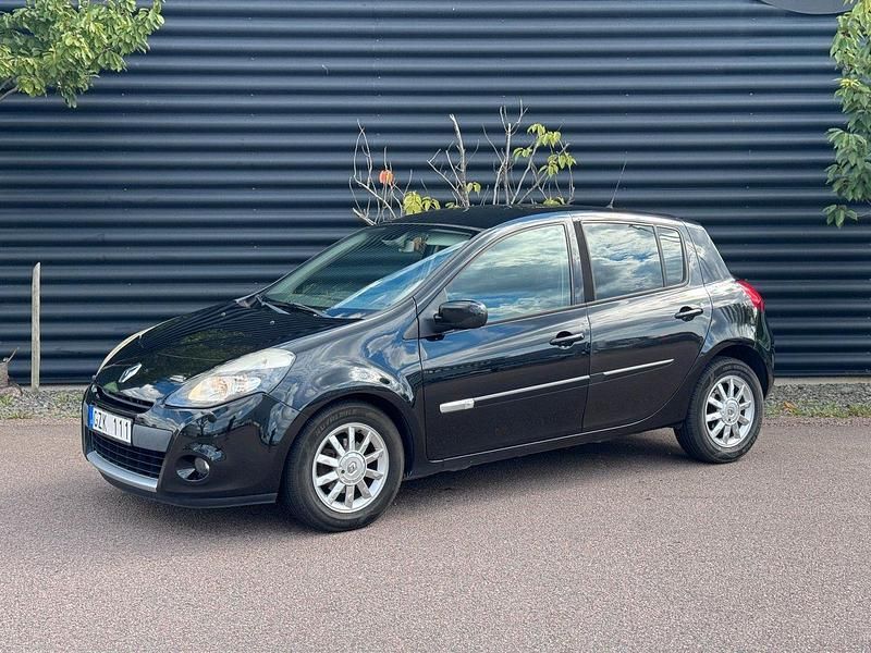 Svart Begagnad 2012 Renault Clio R.S. Halvkombi | 39 900 kr (Marknadspris) - Bild 1/4