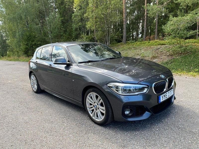 Grå Begagnad 2017 BMW 118 Shadowline Halvkombi | 174 900 kr (Marknadspris) - Bild 1/4