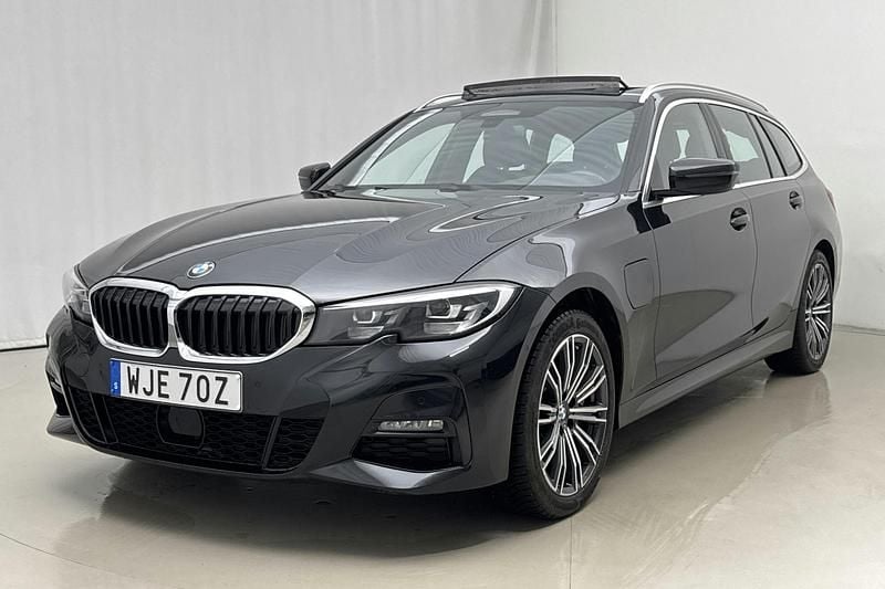Svart Begagnad 2021 BMW 330 M Sport Kombi | 259 900 kr (Marknadspris) - Bild 1/4