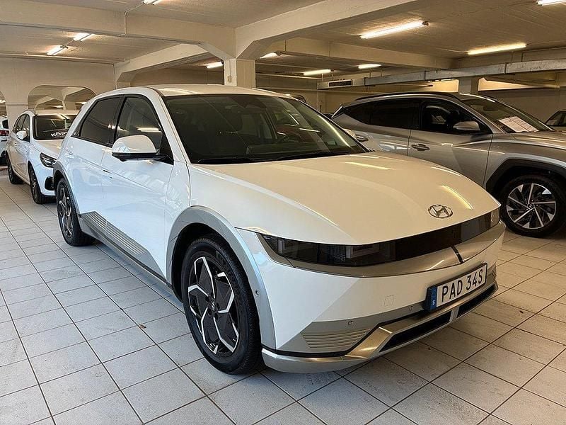 Vit (atlas white) Begagnad 2022 Hyundai Ioniq 5 Advanced SUV | 429 000 kr (Marknadspris) - Bild 1/4