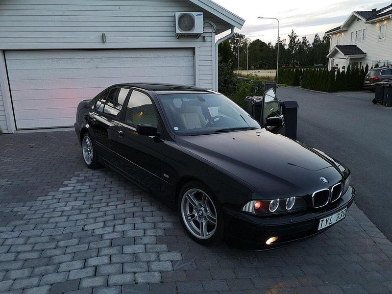 Svart Begagnad 2003 BMW 525 M Sport Sedan | 67 000 kr (Dyr) - Bild 1/4