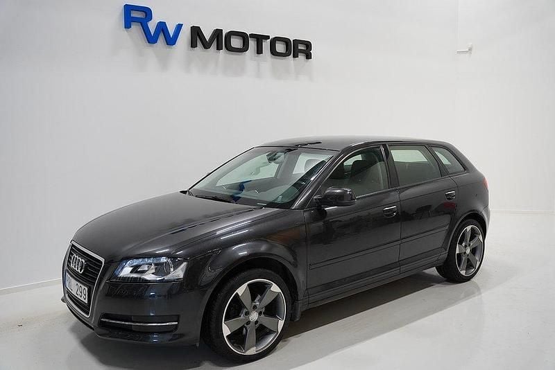Grå Begagnad 2013 Audi A3 Sportback Attraction Halvkombi | 84 800 kr (Bra pris) - Bild 1/4
