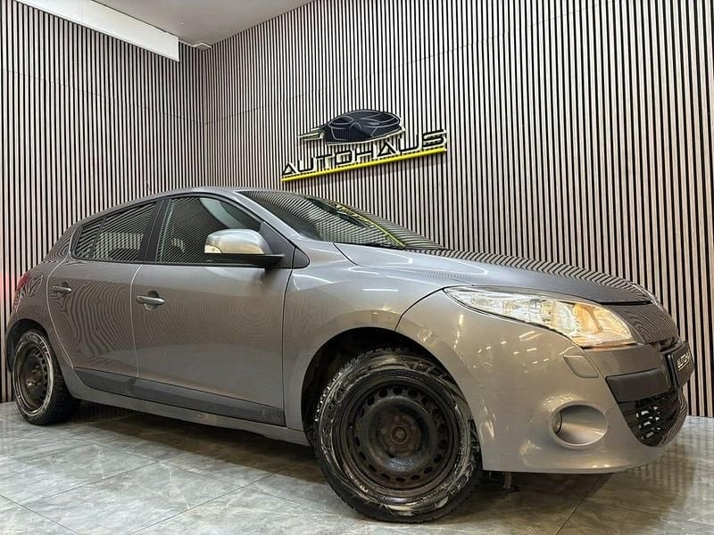 Grå Begagnad 2011 Renault Mégane III Halvkombi | 59 900 kr (Marknadspris) - Bild 1/4