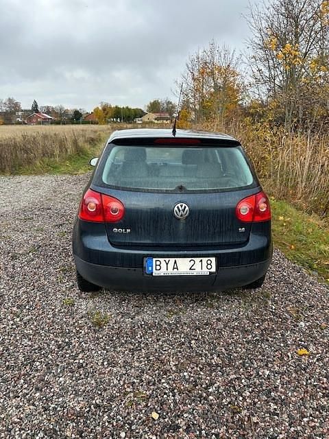 Blå Begagnad 2006 VW Golf V Trendline Halvkombi | 8 000 kr (Superpris) - Bild 1/3