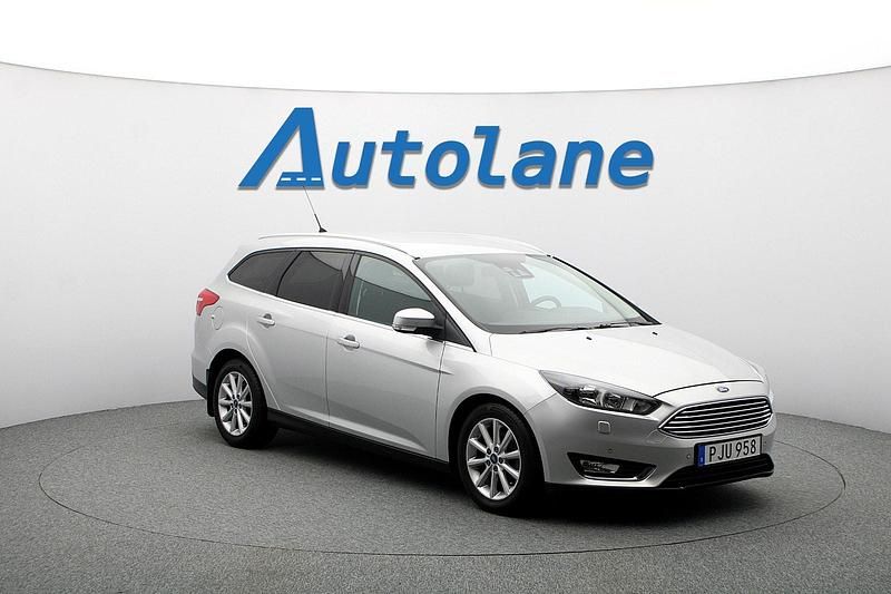 Grå Begagnad 2017 Ford Focus Titanium Kombi | 149 900 kr (Lite dyr) - Bild 1/2