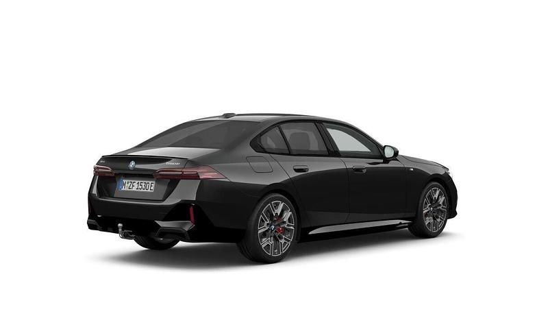 Black sapphire metallic Begagnad 2025 BMW 550e Comfort Edition Sedan | 879 500 kr (Superpris) - Bild 1/3