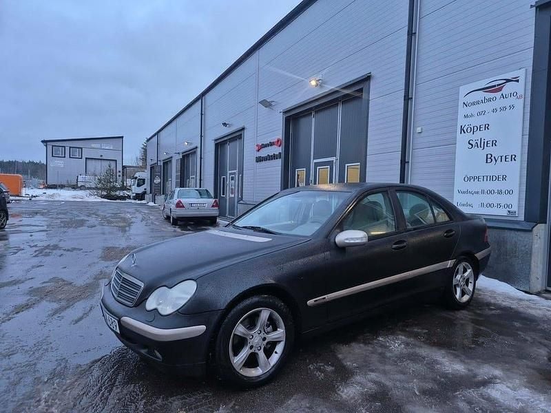 Ljusbrun Begagnad 2001 Mercedes C200 Sedan | 28 899 kr (Marknadspris) - Bild 1/4
