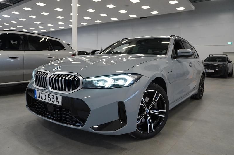 Grå Begagnad 2025 BMW 330e M Sport Kombi | 489 900 kr (Superpris) - Bild 1/4