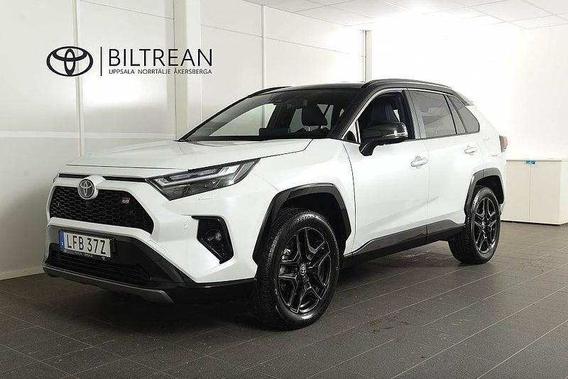 Vit Begagnad 2024 Toyota RAV4 Hybrid Sport SUV | 484 900 kr (Marknadspris) - Bild 1/4