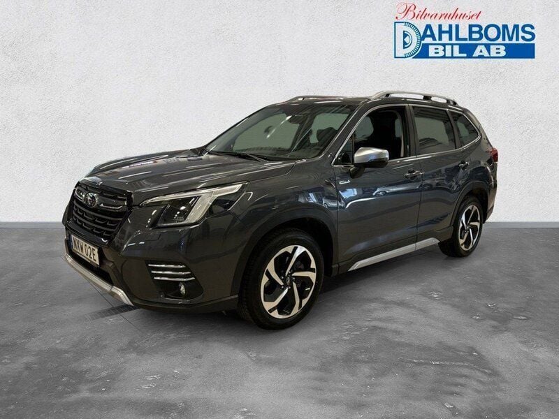 Grå (magnetite gray metallic) Begagnad 2024 Subaru Forester SUV | 444 900 kr - Bild 1/4