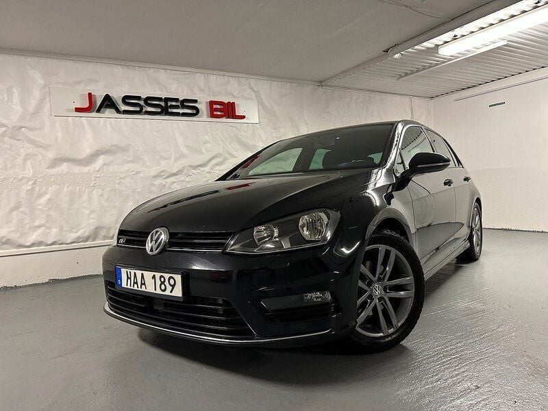 Svart Begagnad 2015 VW Golf VII Highline Halvkombi | 168 898 kr - Bild 1/4
