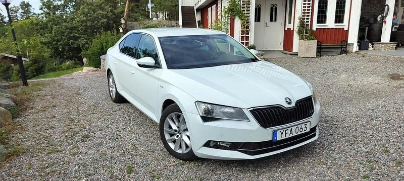 Vit Begagnad 2017 Skoda Superb LAURIN & KLEMENT Halvkombi | 145 000 kr (Superpris) - Bild 1/4