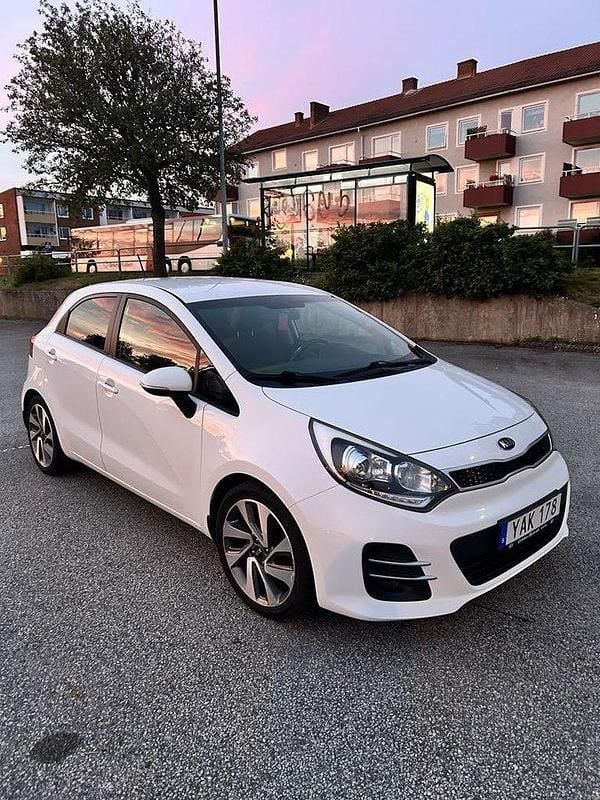 Vit Begagnad 2015 Kia Rio Halvkombi | 85 000 kr (Marknadspris) - Bild 1/4