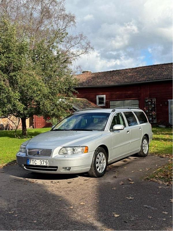 Grå Begagnad 2008 Volvo V70 Momentum Kombi | 25 000 kr (Bra pris) - Bild 1/4