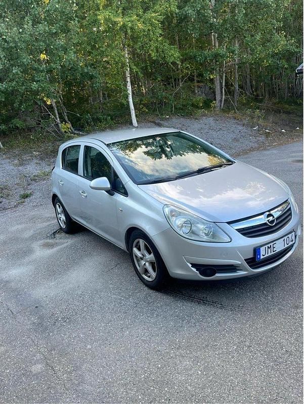Grå Begagnad 2008 Opel Corsa Halvkombi | 38 000 kr (Marknadspris) - Bild 1/4