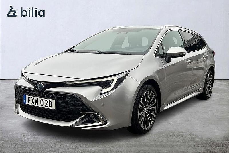 Silver Begagnad 2024 Toyota Corolla Style Kombi | 334 900 kr (Marknadspris) - Bild 1/3