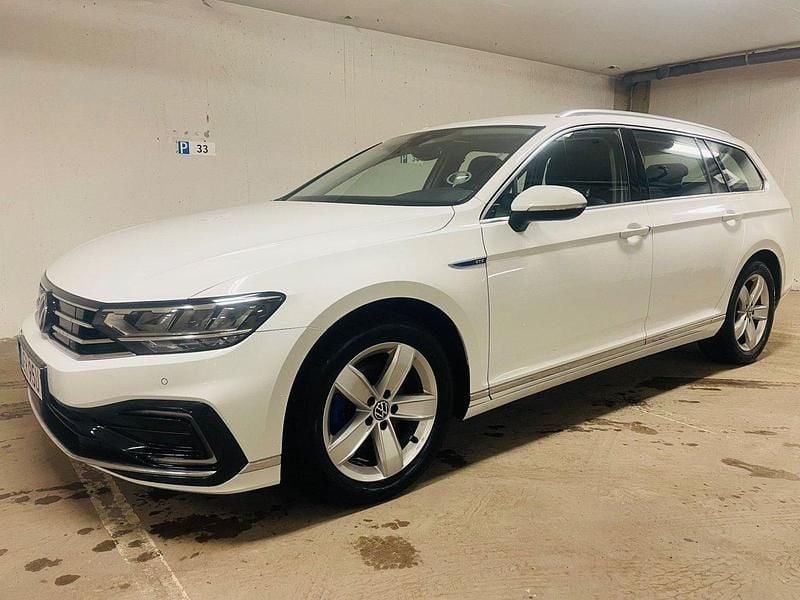 Vit Begagnad 2020 VW Passat GTE Kombi | 235 000 kr (Marknadspris) - Bild 1/4