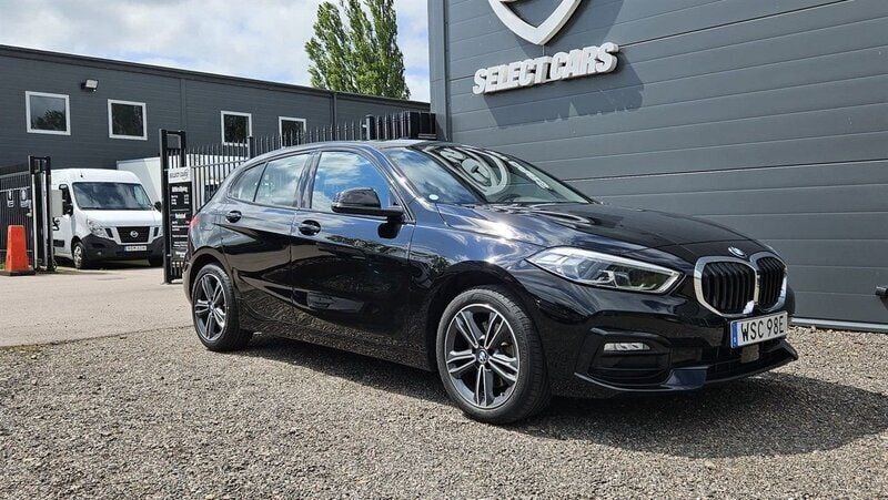 Svart Begagnad 2020 BMW 118 Shadowline Halvkombi | 224 900 kr (Marknadspris) - Bild 1/4
