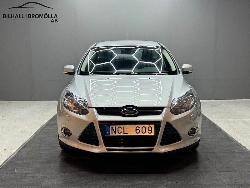 Grå Begagnad 2013 Ford Focus Titanium Kombi | 54 900 kr (Marknadspris) - Bild 1/4