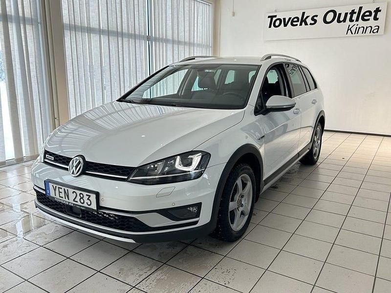 Vit Begagnad 2017 VW Golf Alltrack Kombi | 169 900 kr (Marknadspris) - Bild 1/4