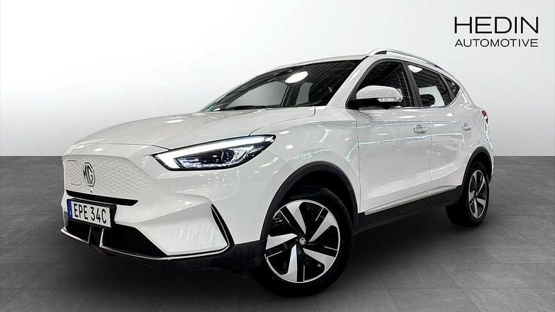 Vit (white) Begagnad 2022 MG ZS Luxury Halvkombi | 244 900 kr (Marknadspris) - Bild 1/4