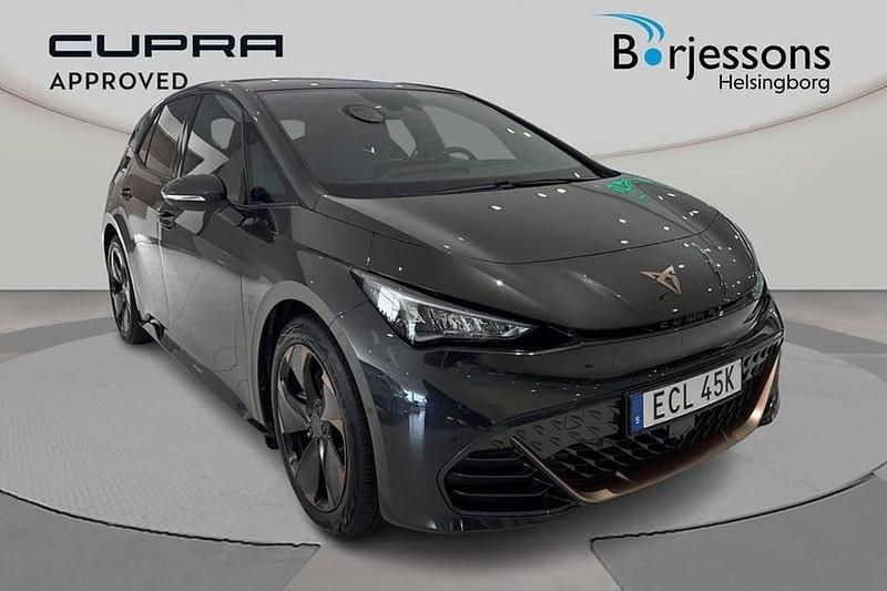 Mörkgrå (grå) Begagnad 2023 Cupra Born e-Boost Halvkombi | 349 900 kr (Marknadspris) - Bild 1/4