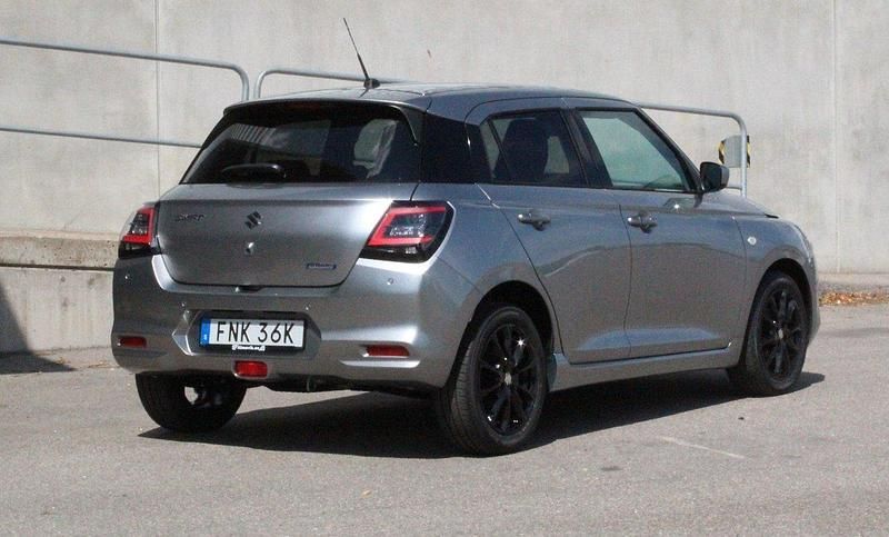 Grå Ny 2025 Suzuki Swift Halvkombi | 259 900 kr (Marknadspris) - Bild 1/4