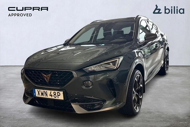 Mörkgrön (grön) Begagnad 2022 Cupra Formentor SUV | 259 900 kr (Marknadspris) - Bild 1/4