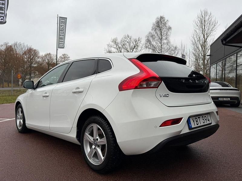 Begagnad Volvo V40 Momentum 120 HK (88 kW) 2016 Vit Halvkombi