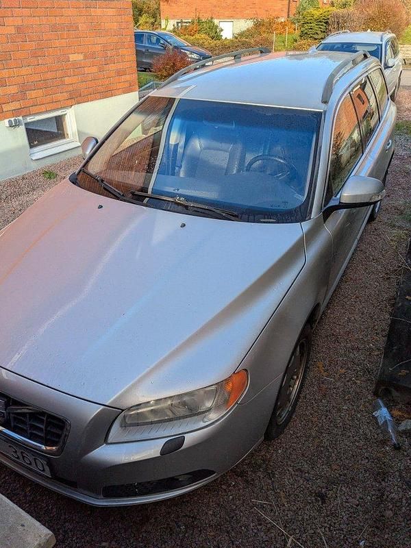 Grå Begagnad 2011 Volvo V70 Momentum Kombi | 60 000 kr - Bild 1/4