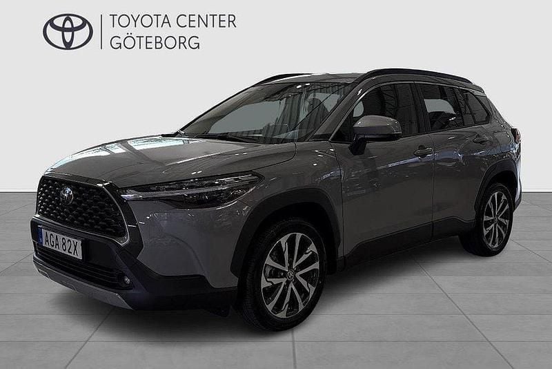 Grå Ny 2025 Toyota Corolla Cross Style SUV | 389 900 kr (Bra pris) - Bild 1/4