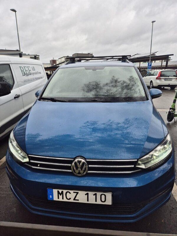 Blå Begagnad 2016 VW Touran Minibuss | 185 000 kr (Marknadspris) - Bild 1/4