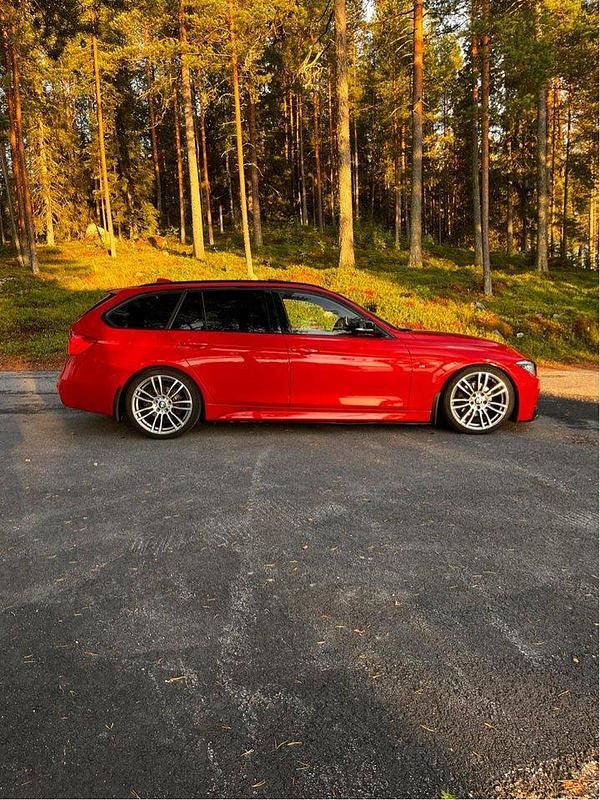 Röd Begagnad 2016 BMW 320 M Sport Kombi | 186 000 kr (Dyr) - Bild 1/4
