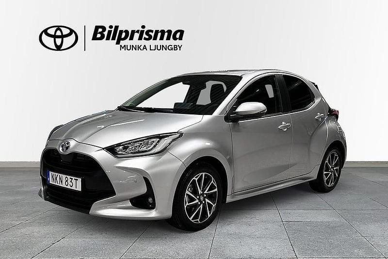 Silver Begagnad 2022 Toyota Yaris Hybrid Active Halvkombi | 219 800 kr (Marknadspris) - Bild 1/3