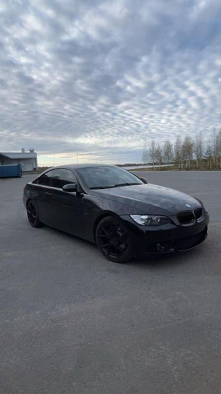 Svart Begagnad 2007 BMW 325 Comfort Edition Sportkupé | 133 900 kr (Dyr) - Bild 1/4