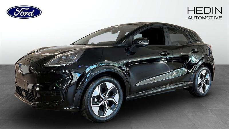 Svart (black) Begagnad 2025 Ford Puma Gen-E Kombi | 389 900 kr - Bild 1/4