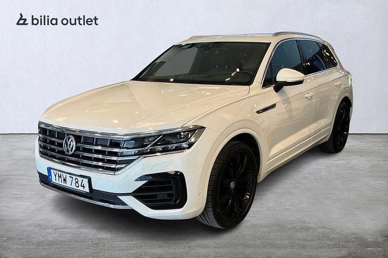 Vit Begagnad 2018 VW Touareg R-line SUV | 474 900 kr (Marknadspris) - Bild 1/4