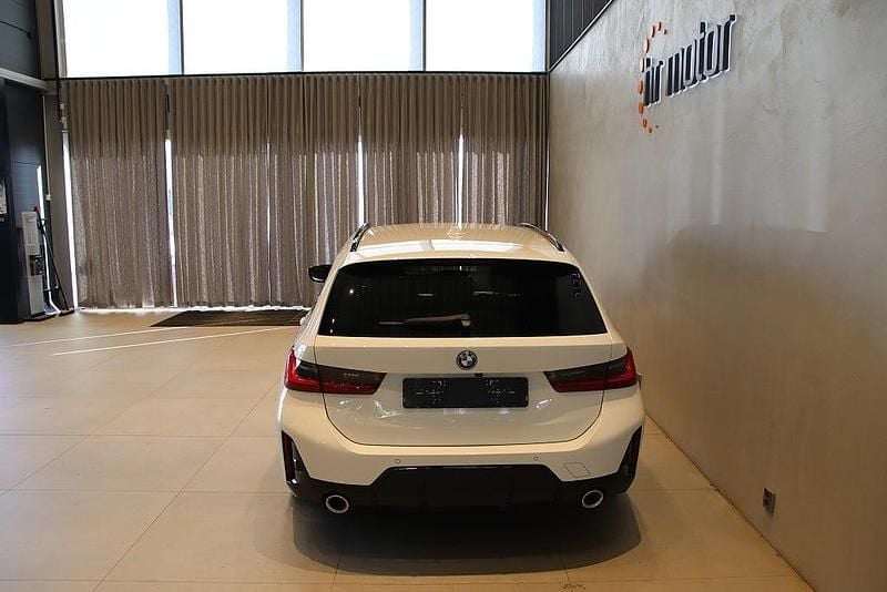 Begagnad BMW 330e M Sport 293 HK (215 kW) 2023 Vit Kombi