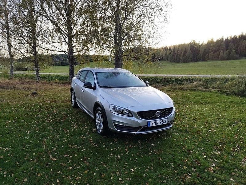 Silver Begagnad 2018 Volvo V60 CC Kombi | 185 000 kr (Superpris) - Bild 1/4