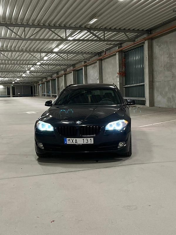 Begagnad BMW 525 270 HK (198 kW) 2012 Svart Kombi